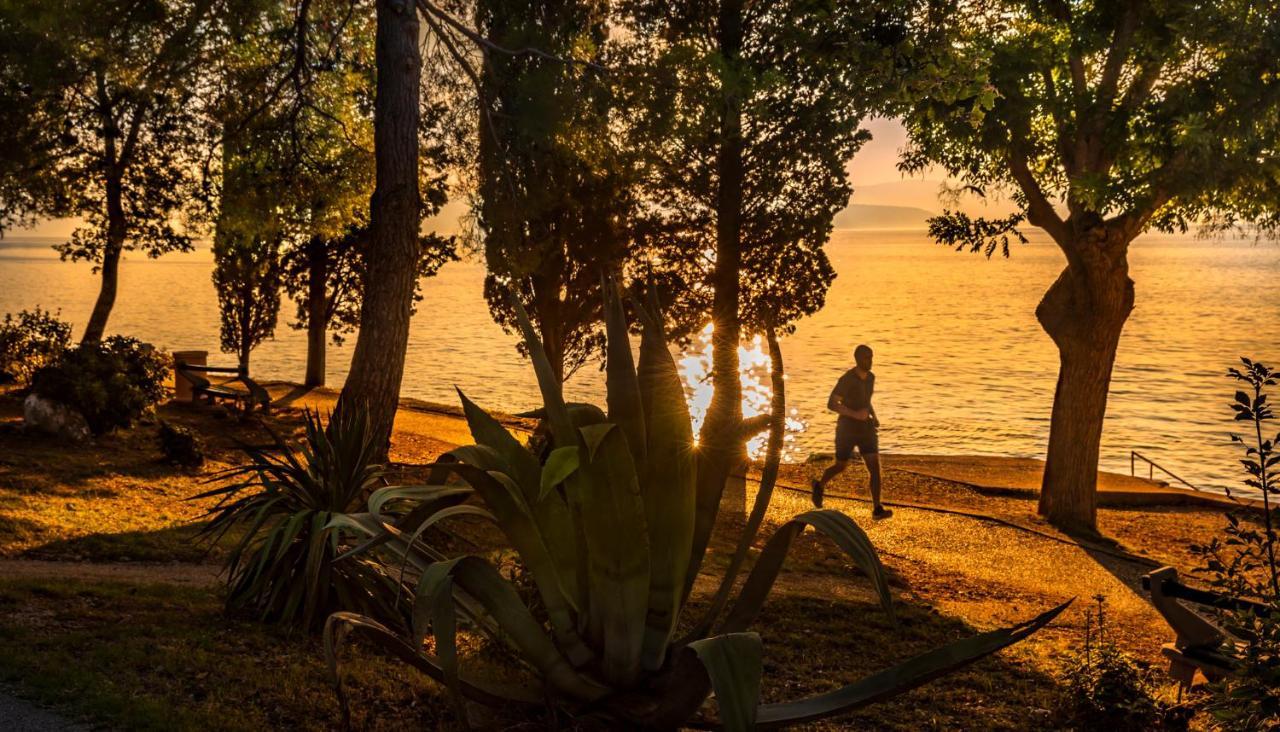 Aminess Style Glamping Villas & Holiday Homes Atea Njivice Exterior foto Sunset at the beach