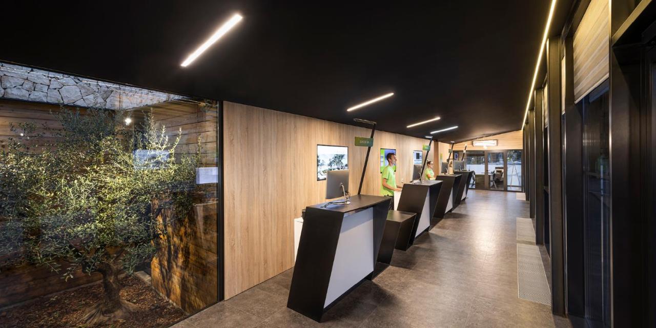 Aminess Style Glamping Villas & Holiday Homes Atea Njivice Exterior foto The reception area of the station