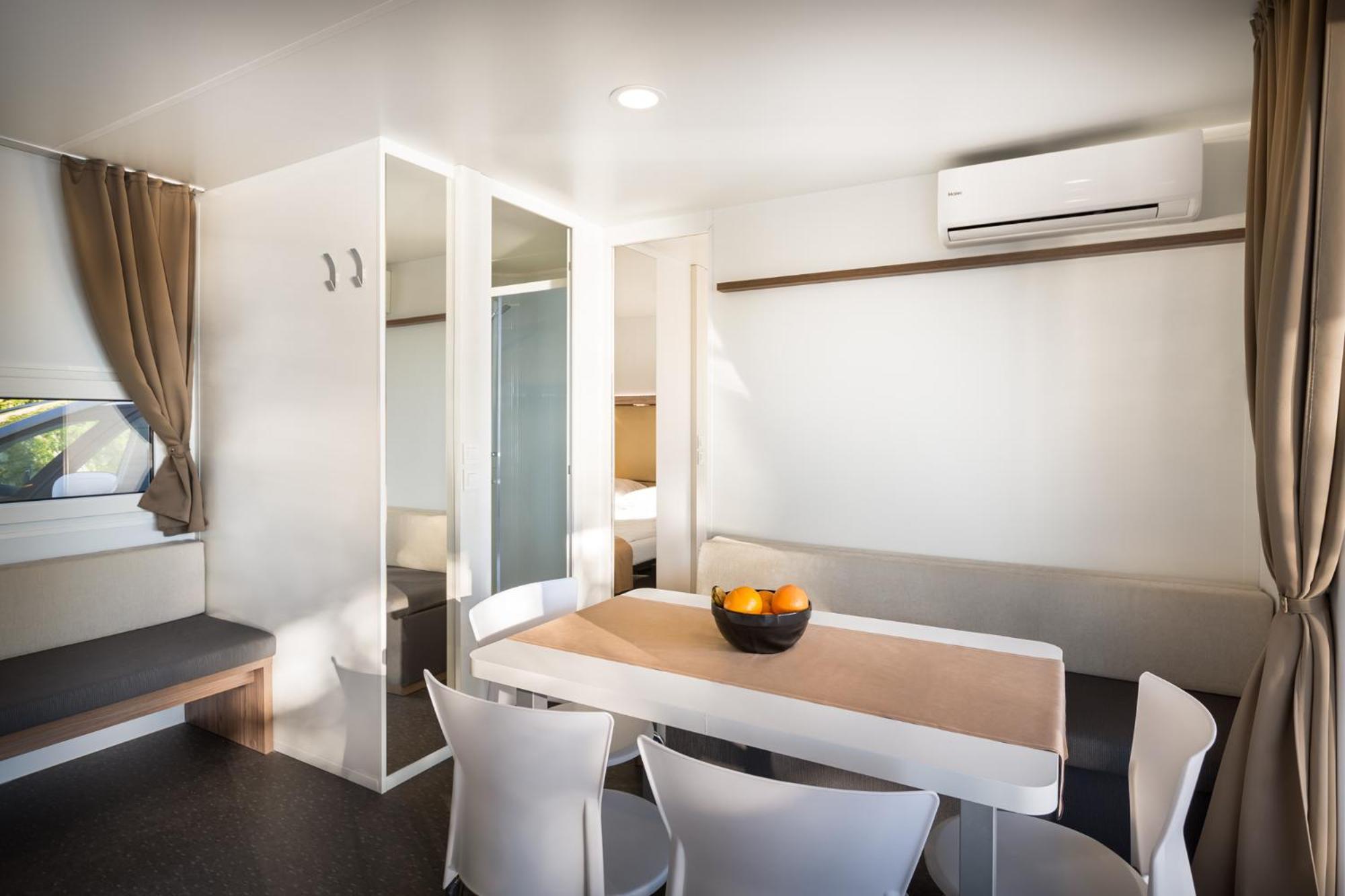 Aminess Style Glamping Villas & Holiday Homes Atea Njivice Quarto foto Interior of a mobile home